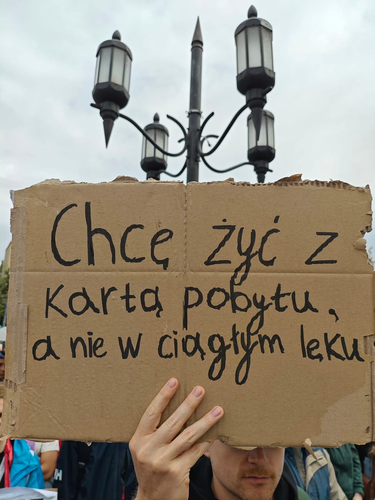 Митинги как последняя надежда мигрантов и новые блокировки финтеха. Полезная рассылка от Dzika