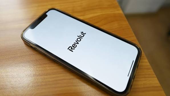 Revolut прилег. Приложение не работает, карты не проходят в магазинах